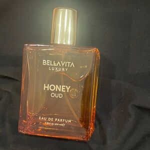 Bella Vita Honey Oud Eau de Parfum — Amber and Gold Bottle
